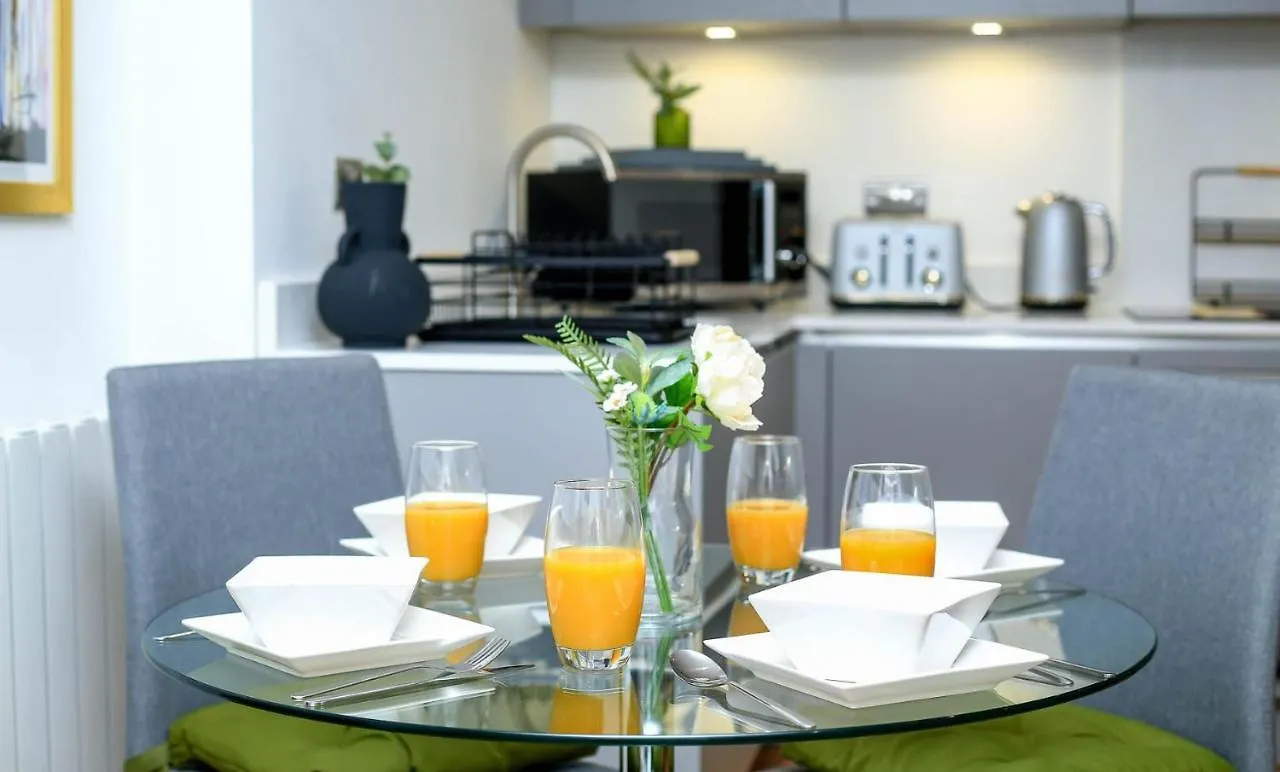 Snuggle Inn: Riverside Apartments with Thames Views London